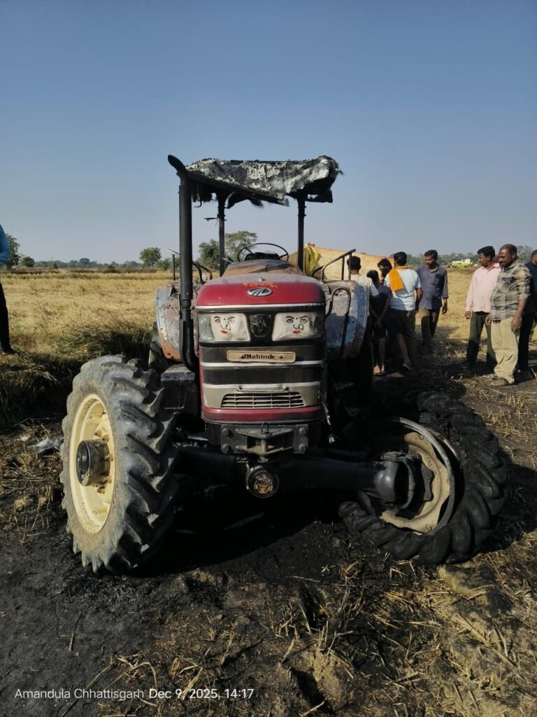धान के खेत में भड़क गई आग, ट्रैक्टर जलाकर खाक 