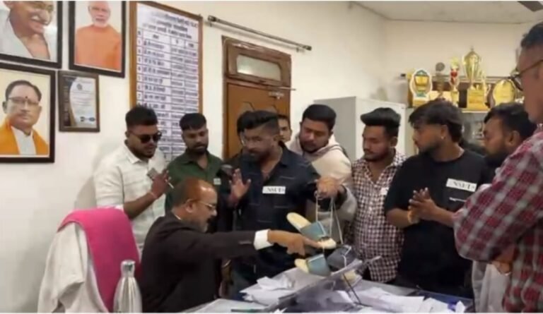 प्रिंसिपल के साथ बदसलूकी मामले में 2 नेता