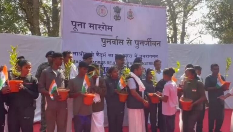 10 Maoists surrender in CG : सुकमा में 10 इनामी माओवादी कैडर ने किया आत्मसमर्पण, भारी हथियारों के साथ लौटे मुख्यधारा में