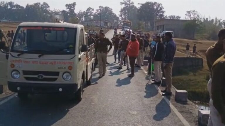कोयला लदे ट्राला की टक्कर से बाइक सवार दो लोगों
