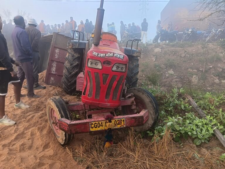रेत से भरी ट्रैक्टर पलटी, चालक की मौके पर मौत