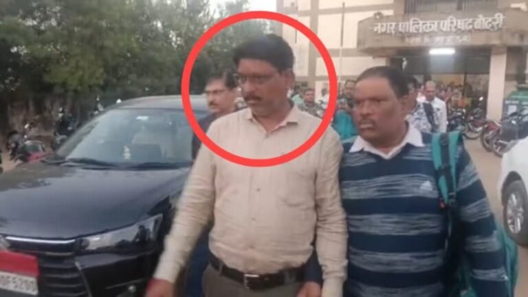 50 हजार की रिश्वत लेते बाबू और सीएमओ रंगेहाथ