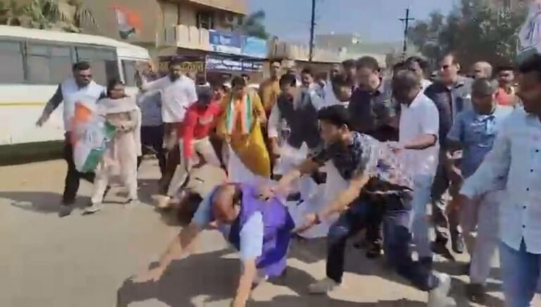 प्रदर्शन के दौरान सड़क पर गिरे विधायक, मची अफरा –