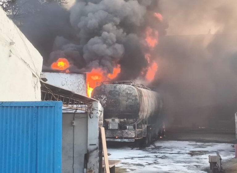 CG NEWS:सिरगिट्टी में फर्नीचर फैक्ट्री में भीषण आग,