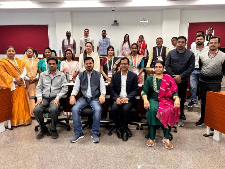 IIM रायपुर में जनप्रतिनिधियों को मिला संचार