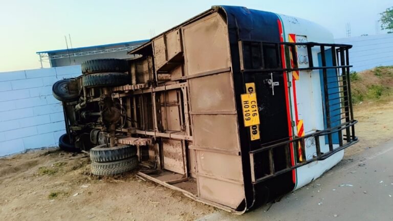 चौथिया जा रही बस पलटी, 40 यात्री सवार