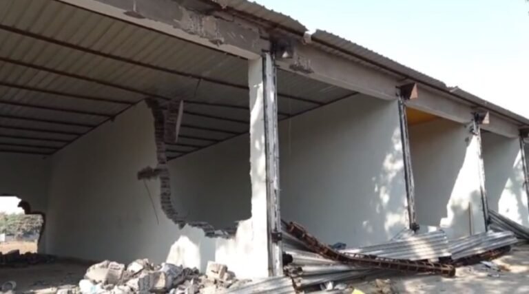 जेसीबी से जबरन तोड़ा 40 लाख का घर-दुकान