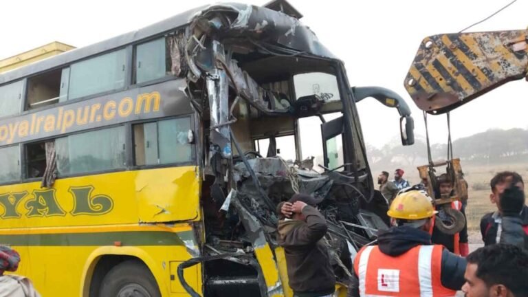 रतनपुर में खड़े ट्रेलर से टकराईबस, 16 घायल
