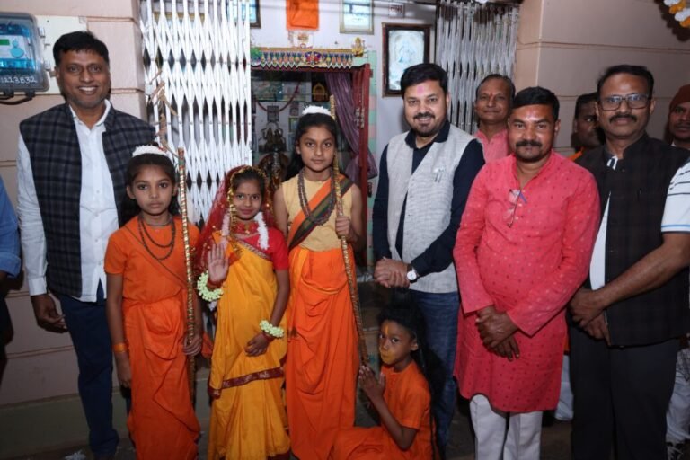 RAIPUR : ग्राम मोहदी में विधायक अनुज शर्मा ने किया ‘छत्तीसगढ़ महतारी’ की प्रतिमा का अनावरण 