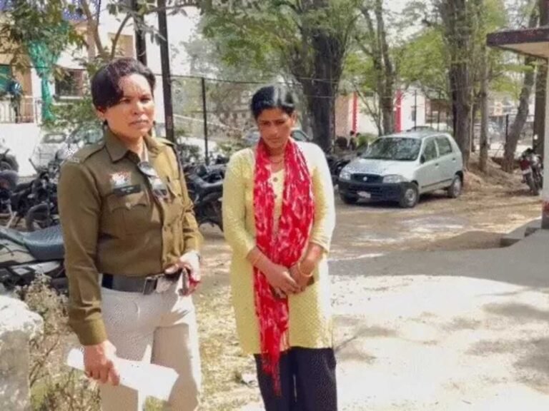 फोन पर बात करने से लकवाग्रस्त पति ने किया मना