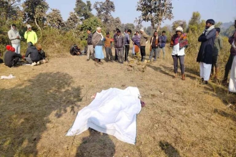 जंगल में मिला बुजुर्ग का गर्दन कटा हुआ शव, फैली