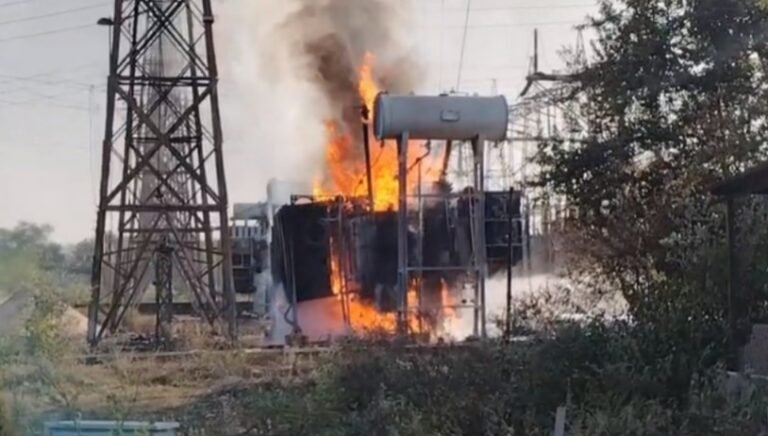 तेल लीकेज के बाद ट्रांसफार्मर में लगी आग
