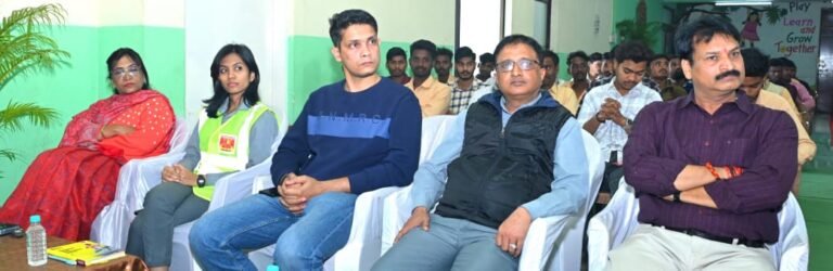 व्यावसायिक प्रशिक्षण केंद्र बैकुंठ द्वारा स्टाफ