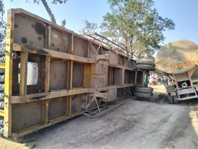 तेज रफ्तार हाइवा अनियंत्रित होकर बीच सड़क