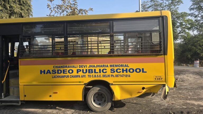 स्कूल बस को ट्रेलर ने मारी टक्कर