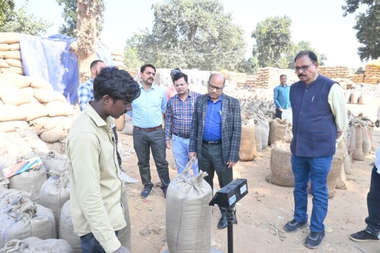 कलेक्टर उईके ने किया धान खरीदी केंद्रों का औचक निरीक्षण