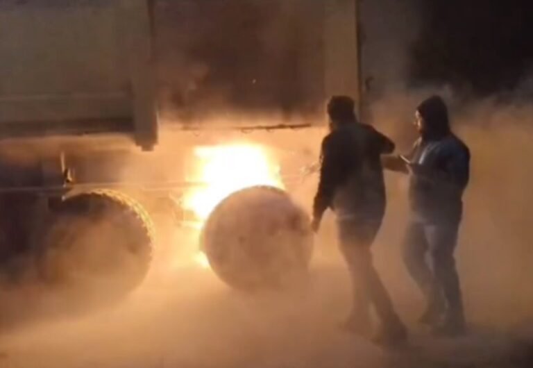 चलती ट्रेलर में लगी आग, मची अफरा-तफरी