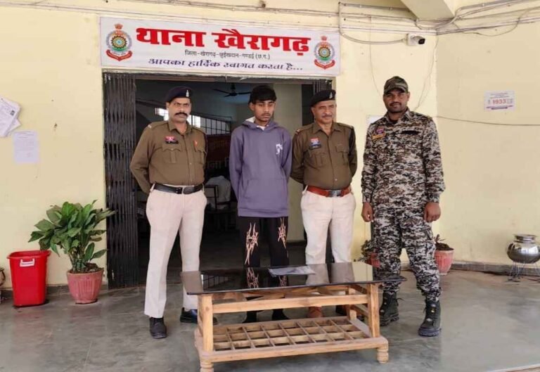 सार्वजनिक स्थान पर चाकू लहराकर दहशत