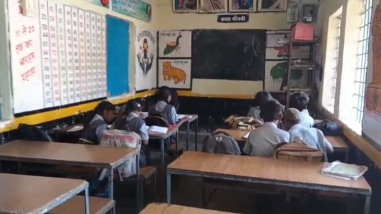 जिले में स्कूल खुला, लेकिन शिक्षक नदारद