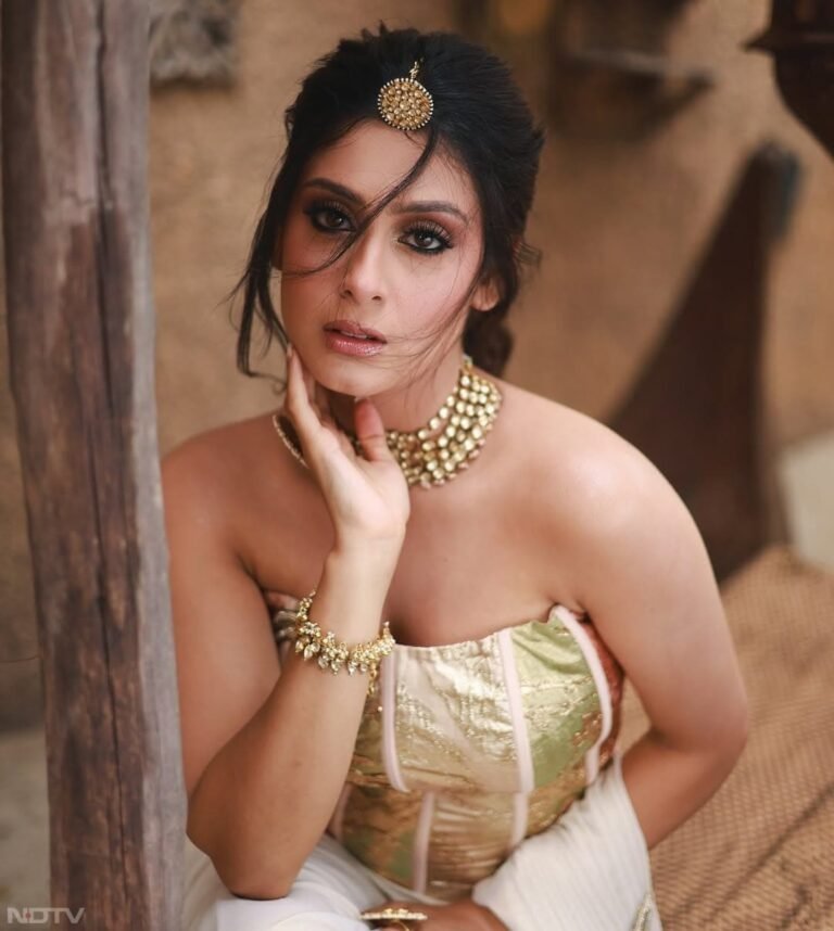 ईशा मालवीय की बोल्ड-ब्यूटीफुल तस्वीरें