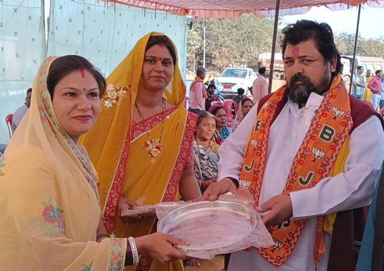 गौ माता को भोजन हेतु किया गया थाली वितरण