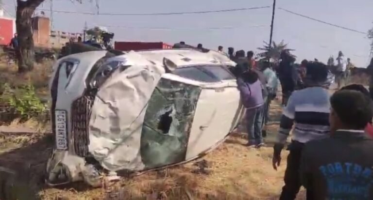 अनियंत्रित कार खेत में पलटी, उड़े परखच्चे