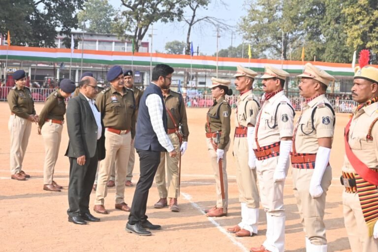 कलेक्टर और एसपी ने फाइनल परेड रिहर्सल