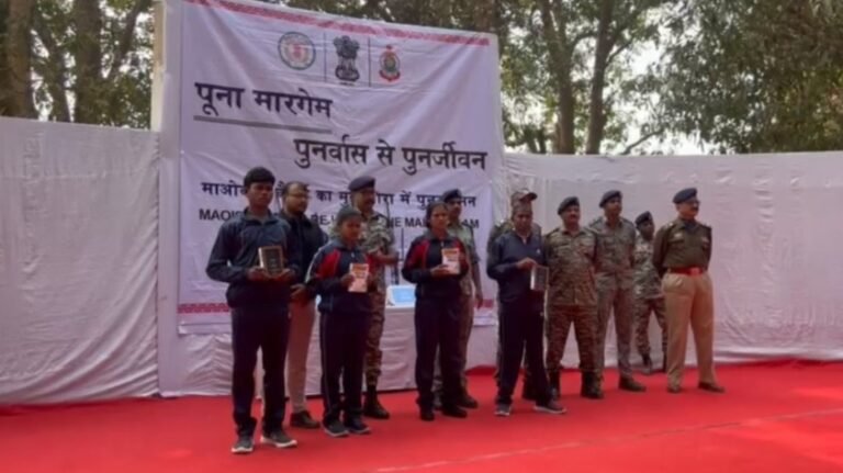 8 लाख के इनामी 4 माओवादी कैडर ने किया सरेंडर