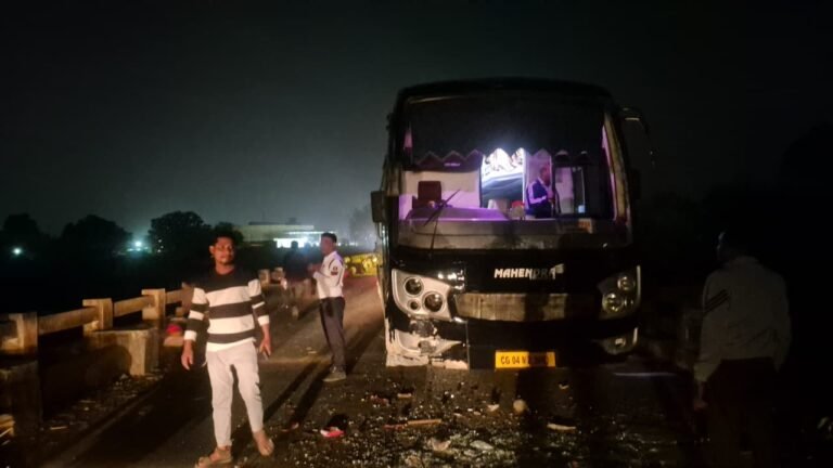 तेज रफ्तार बस ने बाइक को रौंदा, एक मासूम समेत दो की मौत, दो बच्चे गंभीर घायल
