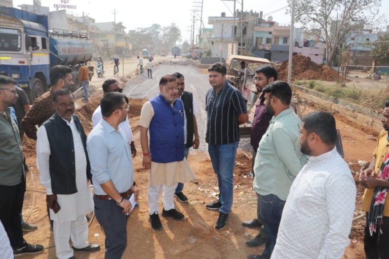 सड़क निर्माण की धीमी रफ्तार पर विधायक सुनील