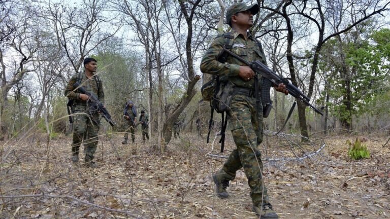 Bijapur Naxal Encounter :मुठभेड़ में 2 वर्दीधारी माओवादी ढेर