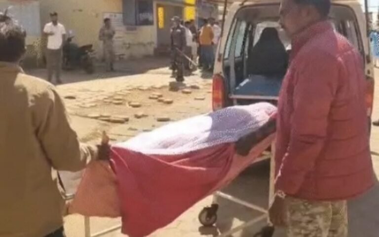 SDM-नायब तहसीलदार सहित चार लोगों ने लाठी-डंडे