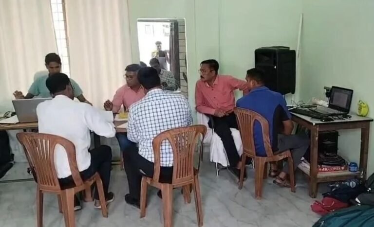 90 हजार रुपये की रिश्वत लेते रंगे हाथों पकड़ाया