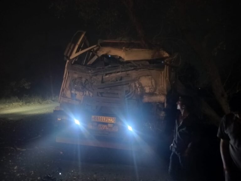 रफ्तार का कहर; ट्रेलर और कार में भीषण भिड़ंत