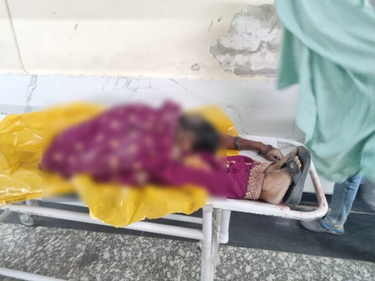 अचानक सड़क पर फिसली स्कूटी, ट्रक की चपेट में