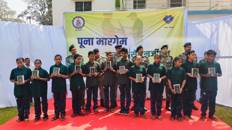 54 लाख के इनामी 12 नक्सलियों ने किया आत्समर्पण 