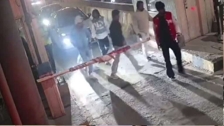 टोल प्लाजा पर गुंडागर्दी, टोल मांगने पर