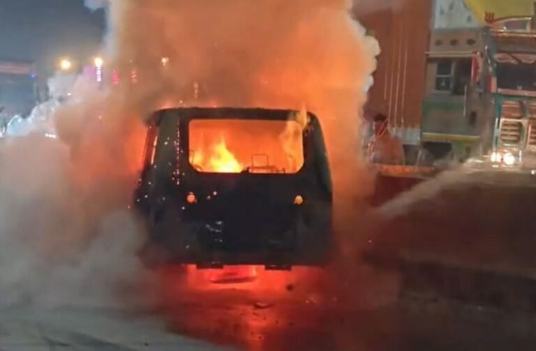 Raipur Video : रायपुर में खौफनाक मंजर: बीच सड़क आग का गोला बनी चलती कार, यात्रियों ने ऐसे बचाई जान, देखें रोंगटे खड़े कर देने वाला VIDEO