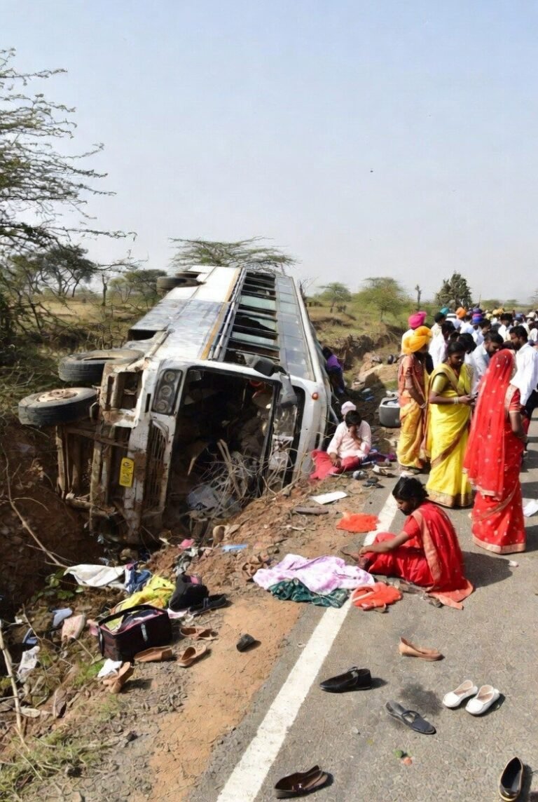 सामूहिक विवाह के 54 जोड़ों से भरी बस पलटी
