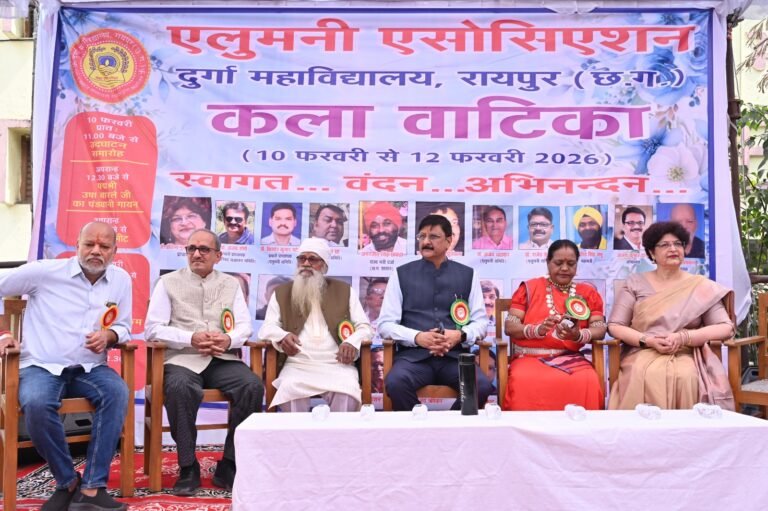 दुर्गा महाविद्यालय में कला वाटिका का आयोजन, पुलिस कमिश्नर शुक्ला हुए शामिल, बोले – युवा करियर में आगे बढ़ने की सोचें और नशे से रहे दूर