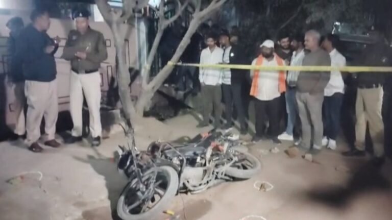 ज्वेलरी व्यापारी के कार से जेवरात ले उड़े