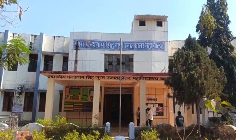 बीए प्रथम सेमेस्टर में बांट दिया तृतीय सेमेस्टर