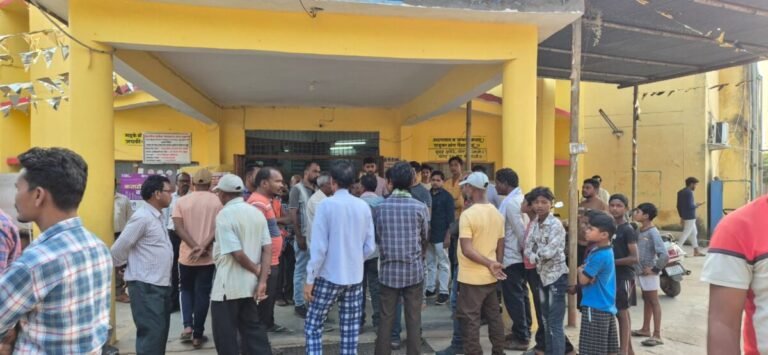 अनियंत्रित होकर नाले में पलटा स्कूल वाहन