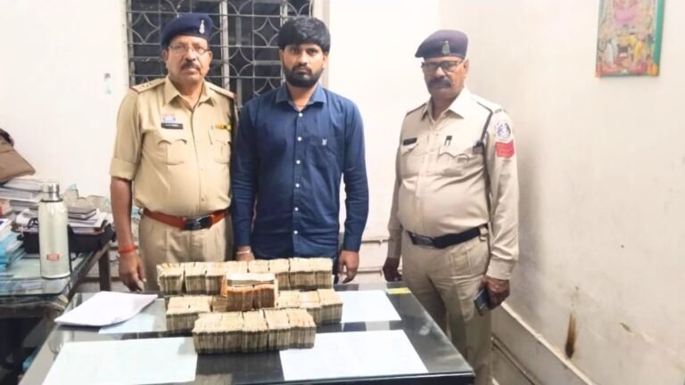 चेकिंग के दौरान बैग से मिले 75 लाख कैश 
