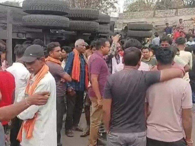 तेज रफ्तार ट्रक ने बाइक सवार 3 युवकों