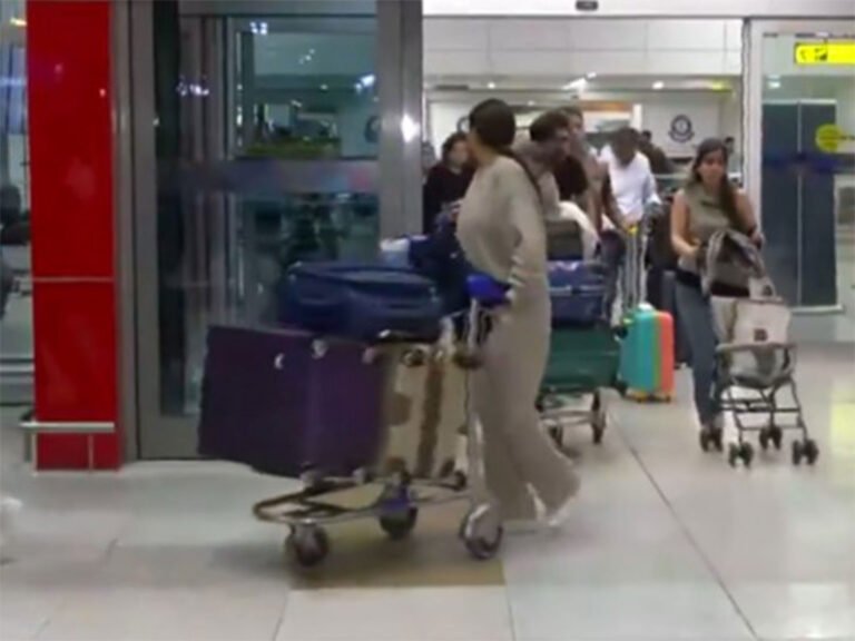 दुबई से IGI एयरपोर्ट पर आए यात्रियों ने अलग-अलग हालात बताए