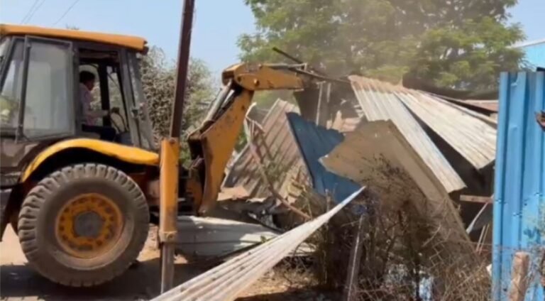 अफीम की अवैध खेती के मामले में प्रशासन ने बड़ा