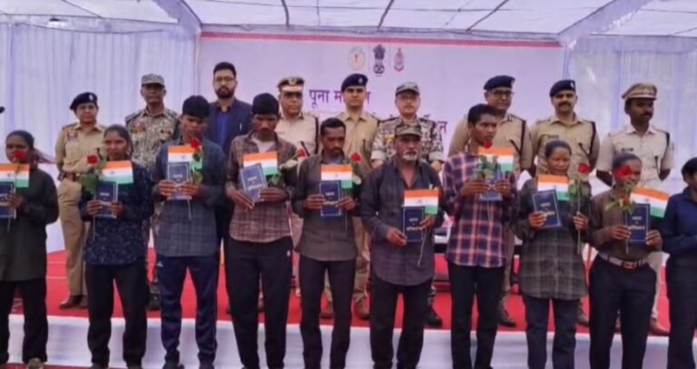 73 लाख के इनामी 15 नक्सलियों ने किया सरेंडर