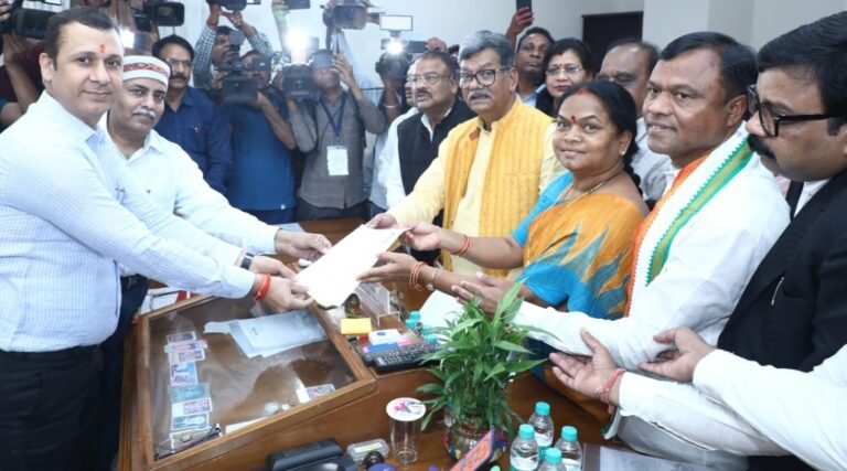 CG BREAKING : राज्यसभा के कांग्रेस प्रत्याशी फूलो देवी नेताम ने भरा नामांकन, कई बड़े नेता रहे मौजूद