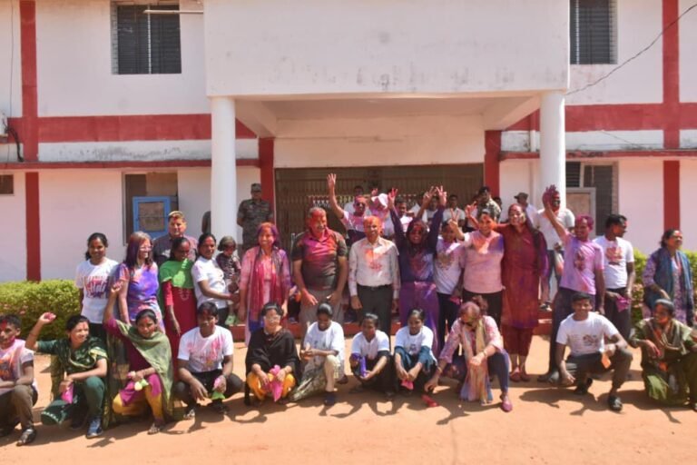 CG NEWS: मुख्यधारा में लौटे नक्सलियों की पहली होली: पुलिस-प्रशासन संग रंगों में घुली खुशियां